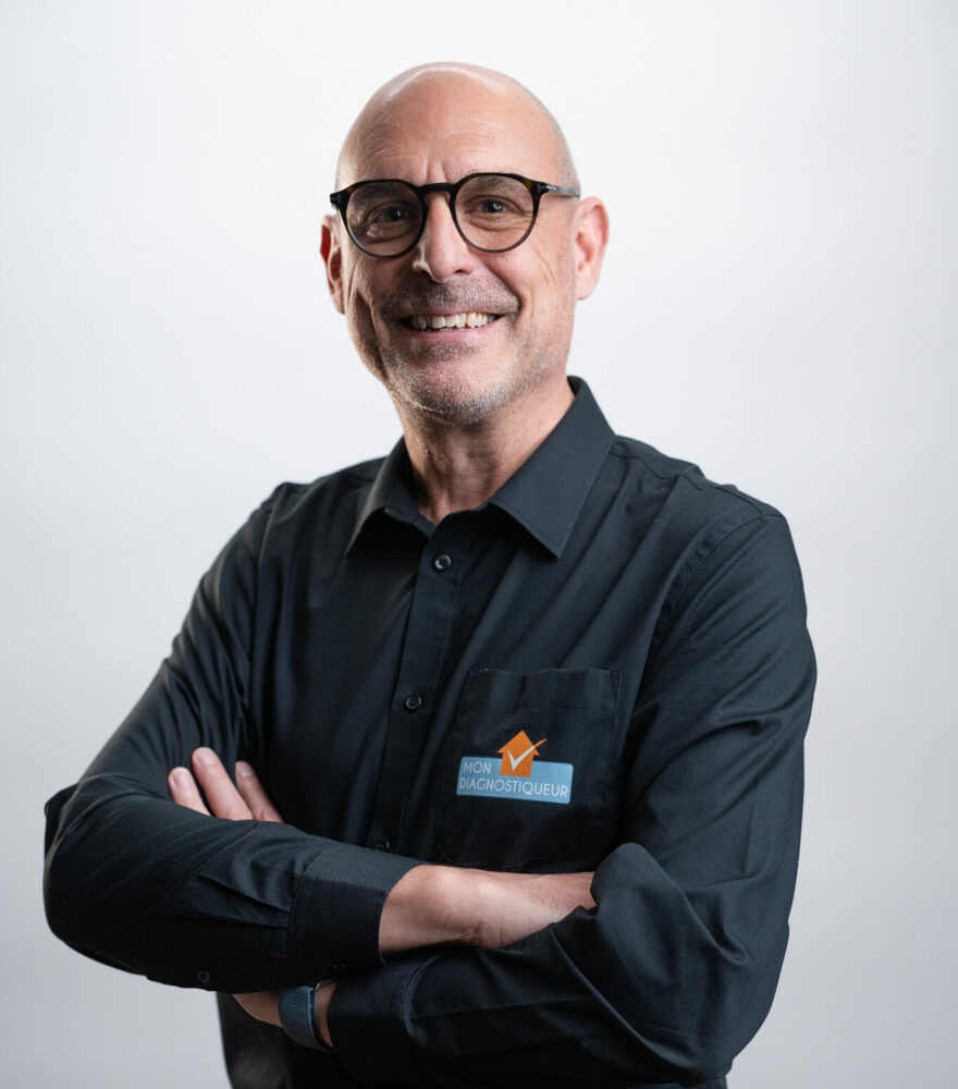Portrait de Hugues Robinet, diagnostiqueur immobilier franchisé Mon Diagnostiqueur intervenant dans le Rhône (69) et l'Isère (38) Lyon, Décines-Charpieux, jusqu’à Grenoble.