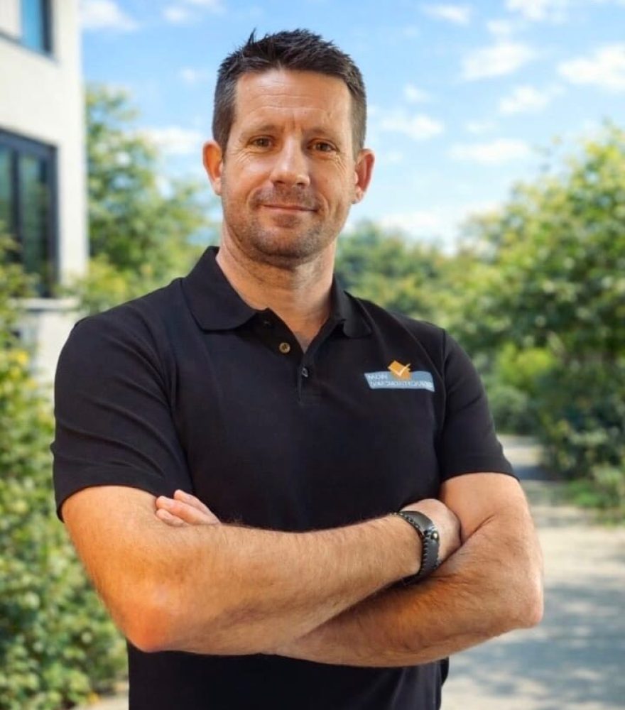 Portrait de Luc Sansoldi, diagnostiqueur immobilier certifié de la franchise Mon Diagnostiqueur dans le 06 Cannes, Nice, Mougins, 83 Draguignan, Sainte-Maxime, Golf de Saint-Tropez, 04 Manosque, Dignes-les-bains.