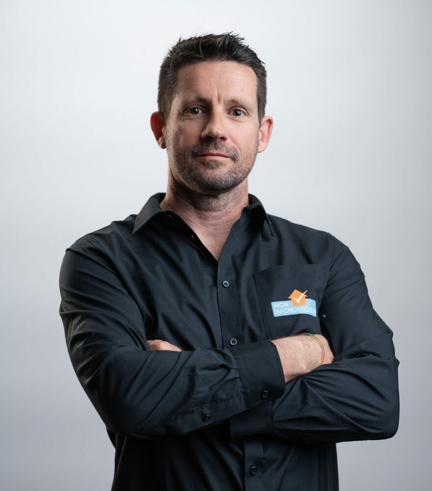Portrait de Luc Sansoldi, diagnostiqueur immobilier certifié de la franchise Mon Diagnostiqueur dans le 06 Cannes, Nice, Mougins, 83 Draguignan, Sainte-Maxime, Golf de Saint-Tropez, 04 Manosque, Dignes-les-bains.